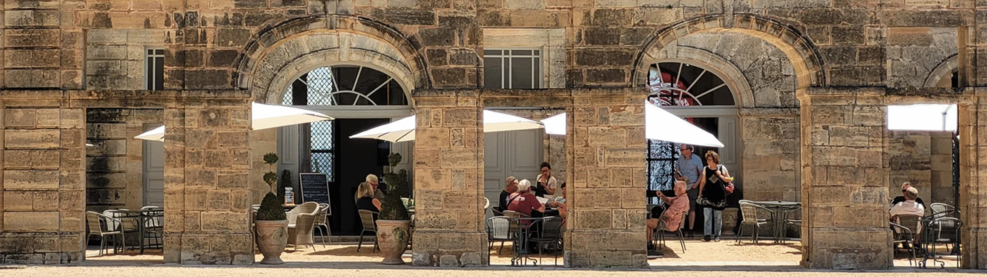 Le Château de Hautefort vous accueille à la terrasse de votre restaurant