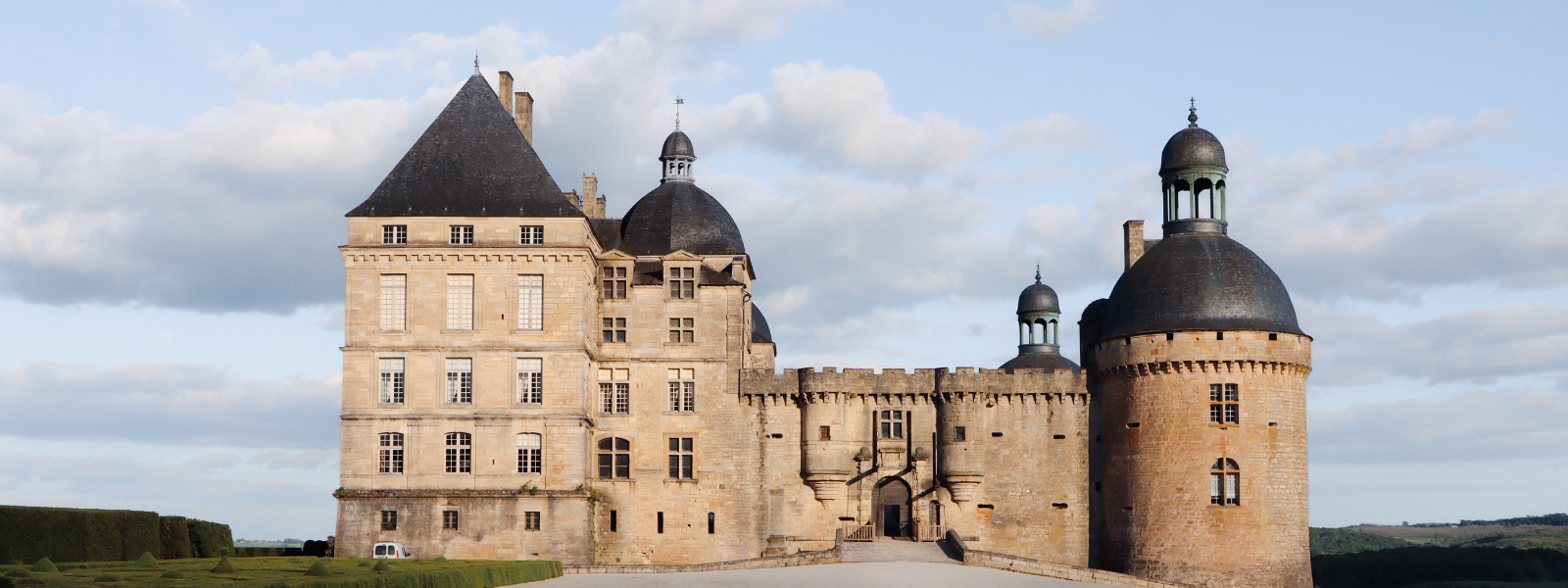 à 30 min de Brive, de Périgueux et des Grottes de Lascaux, découvrez le seul chateau classique du PÉRIGORD